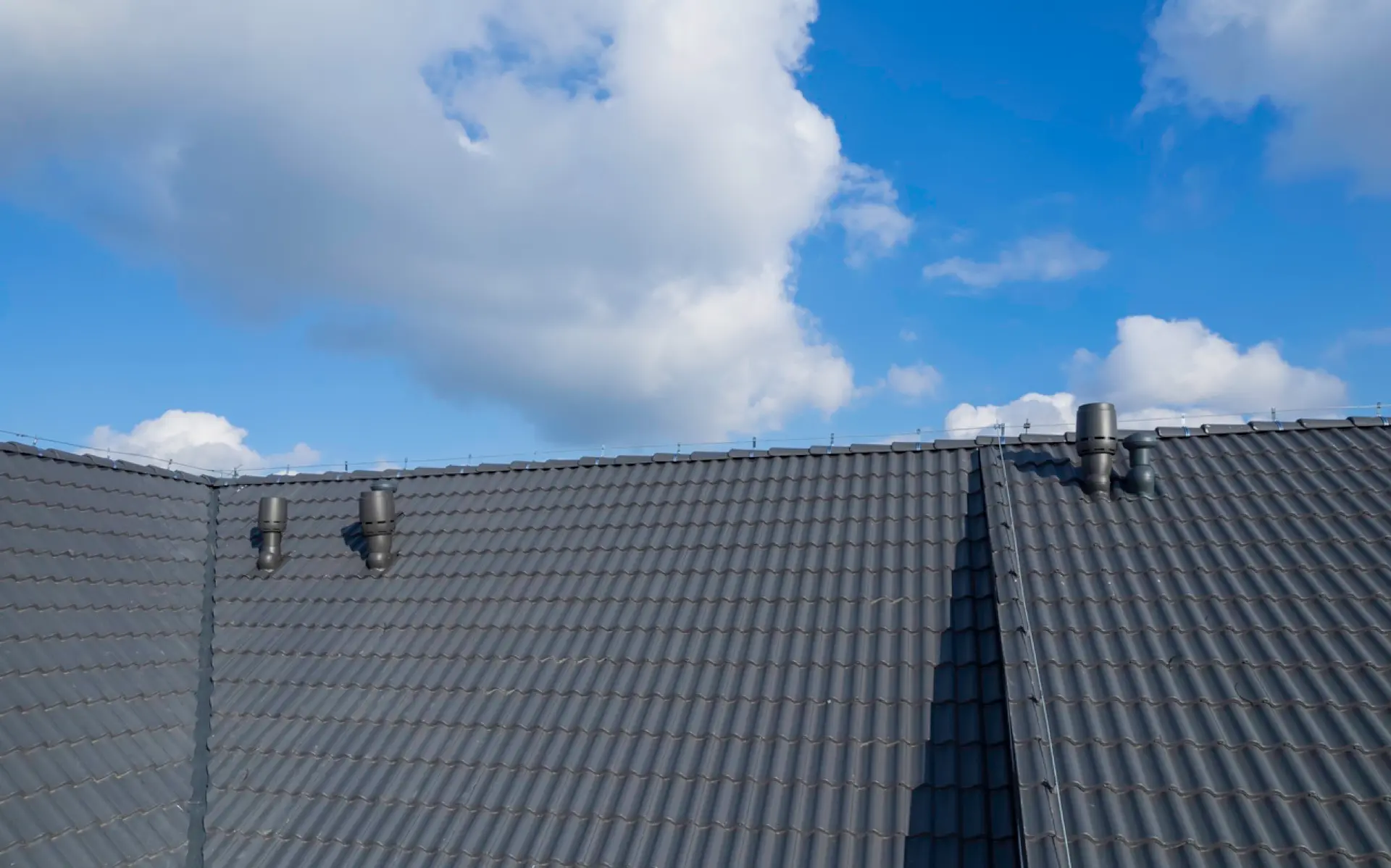 Frisch eingedecktes Pfannendach vor blauem Himmel