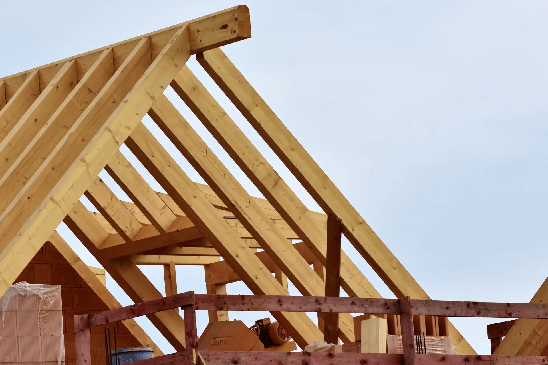 Holz-Dachstuhl mit Sparren – Basis für die Dämmung