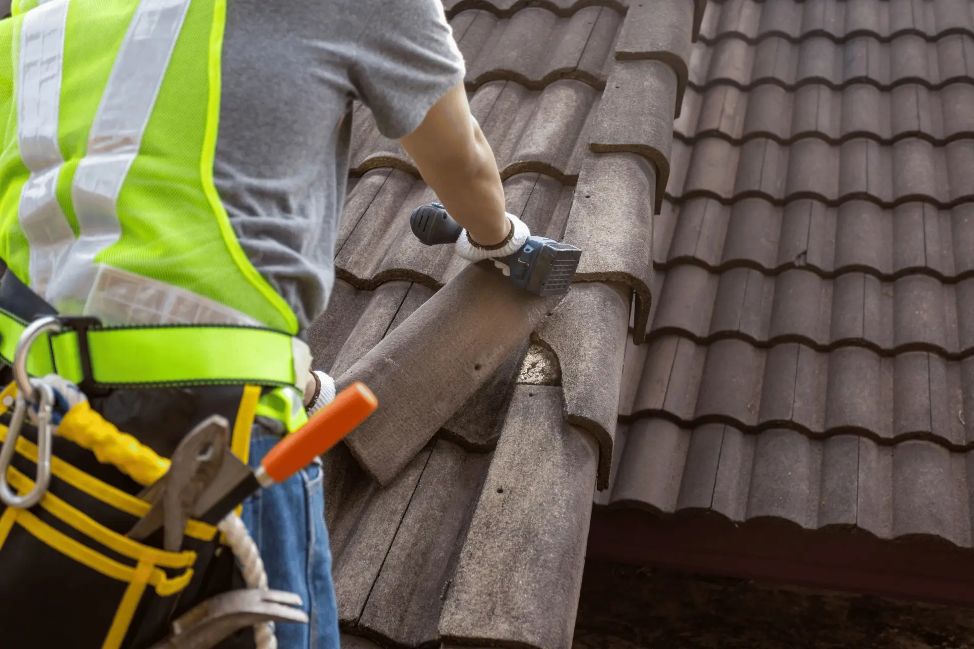 Dachdecker bei einer Reparatur auf dem Dach