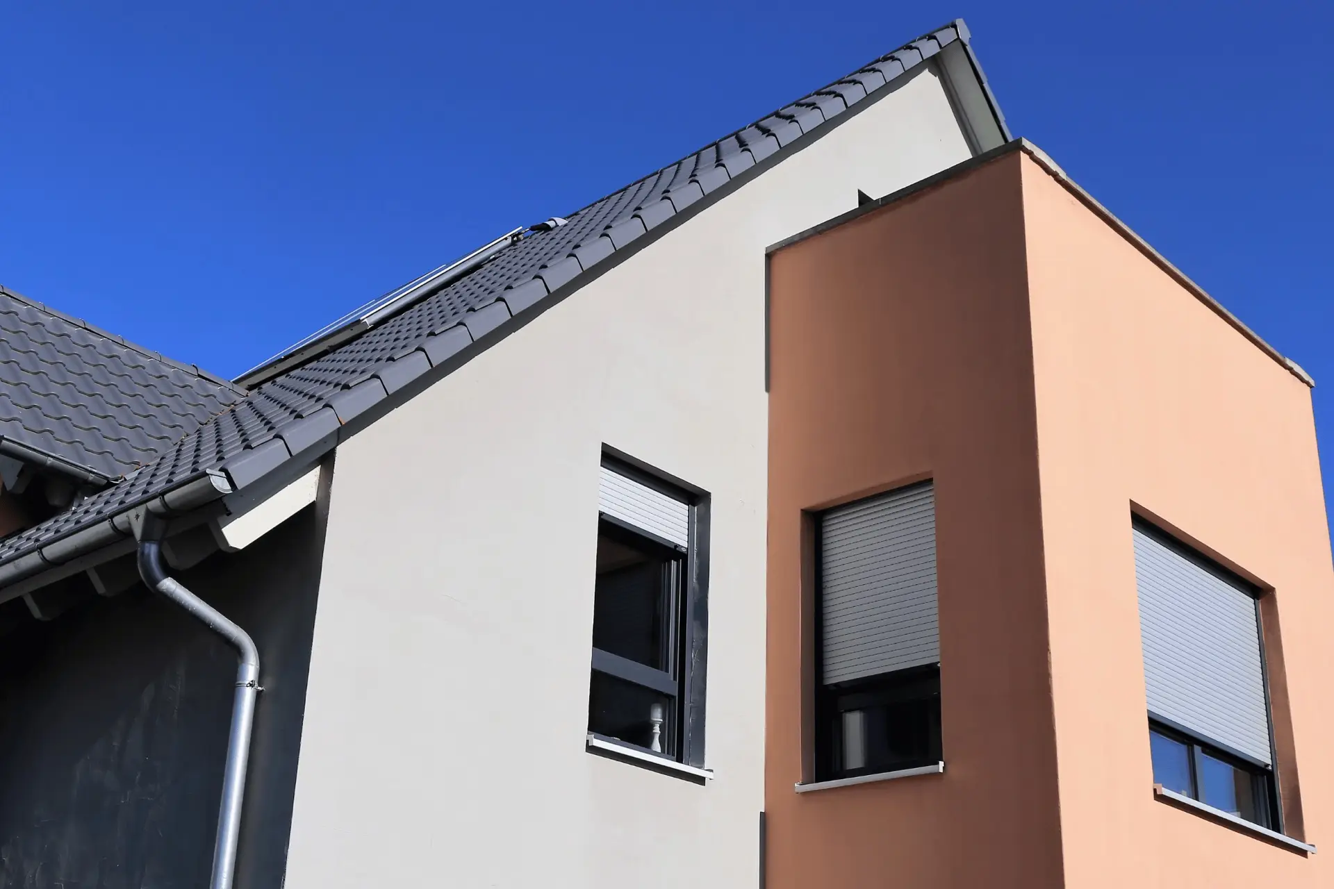Modernes Wohnhaus mit sanierter Fassade