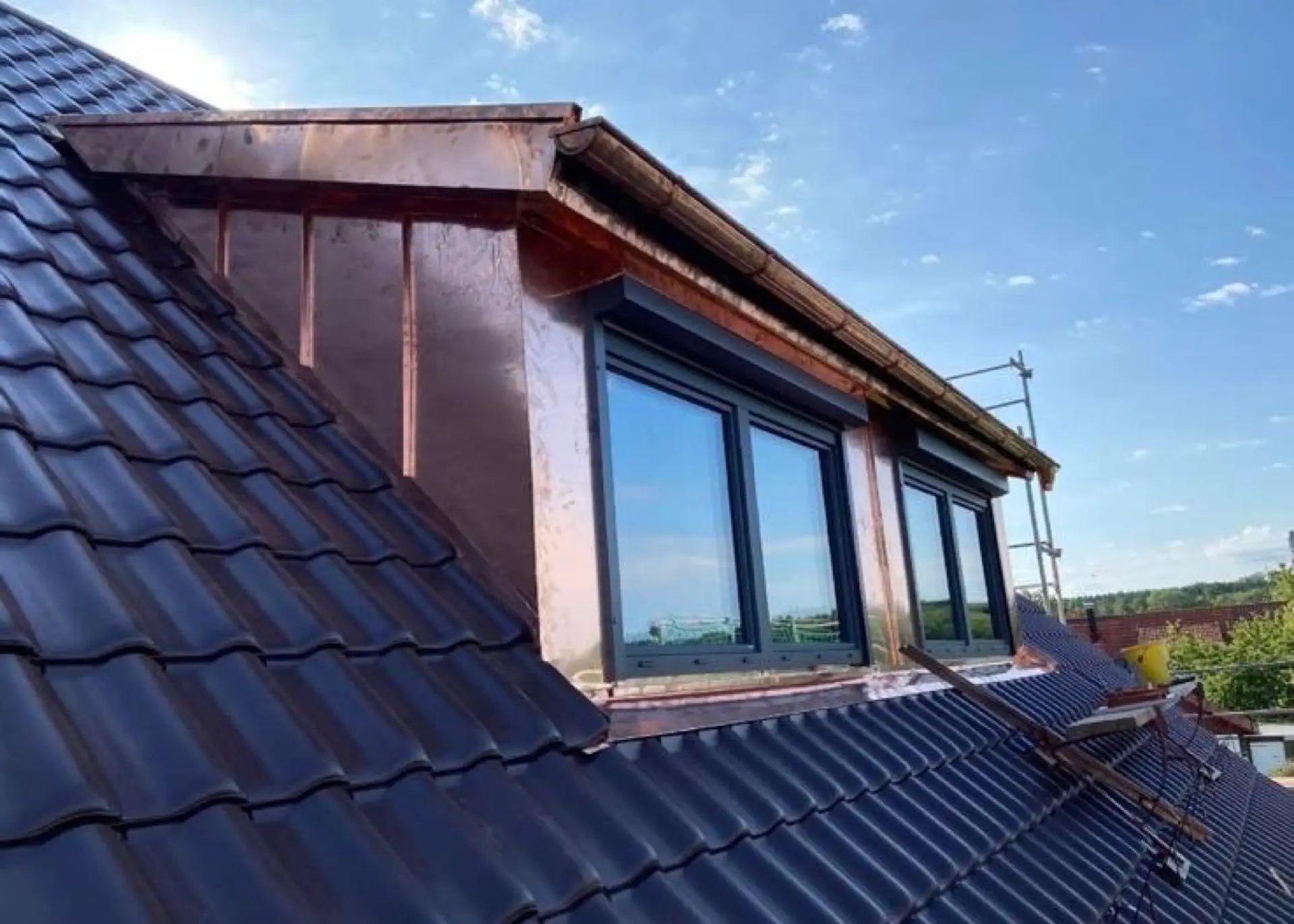 Neue Gaube mit Kupferverkleidung und Fenstern