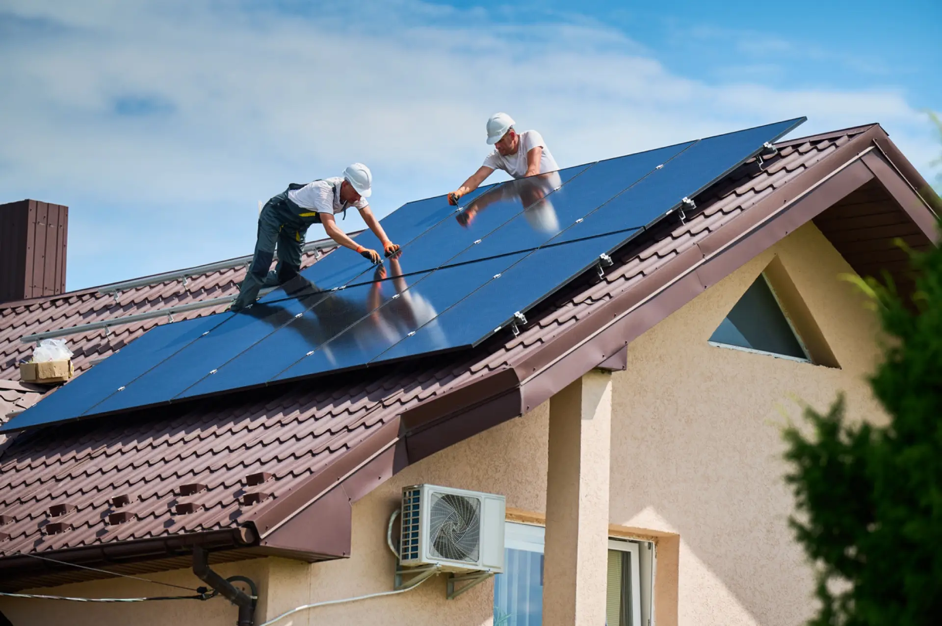 Monteure installieren eine Photovoltaikanlage auf dem Dach