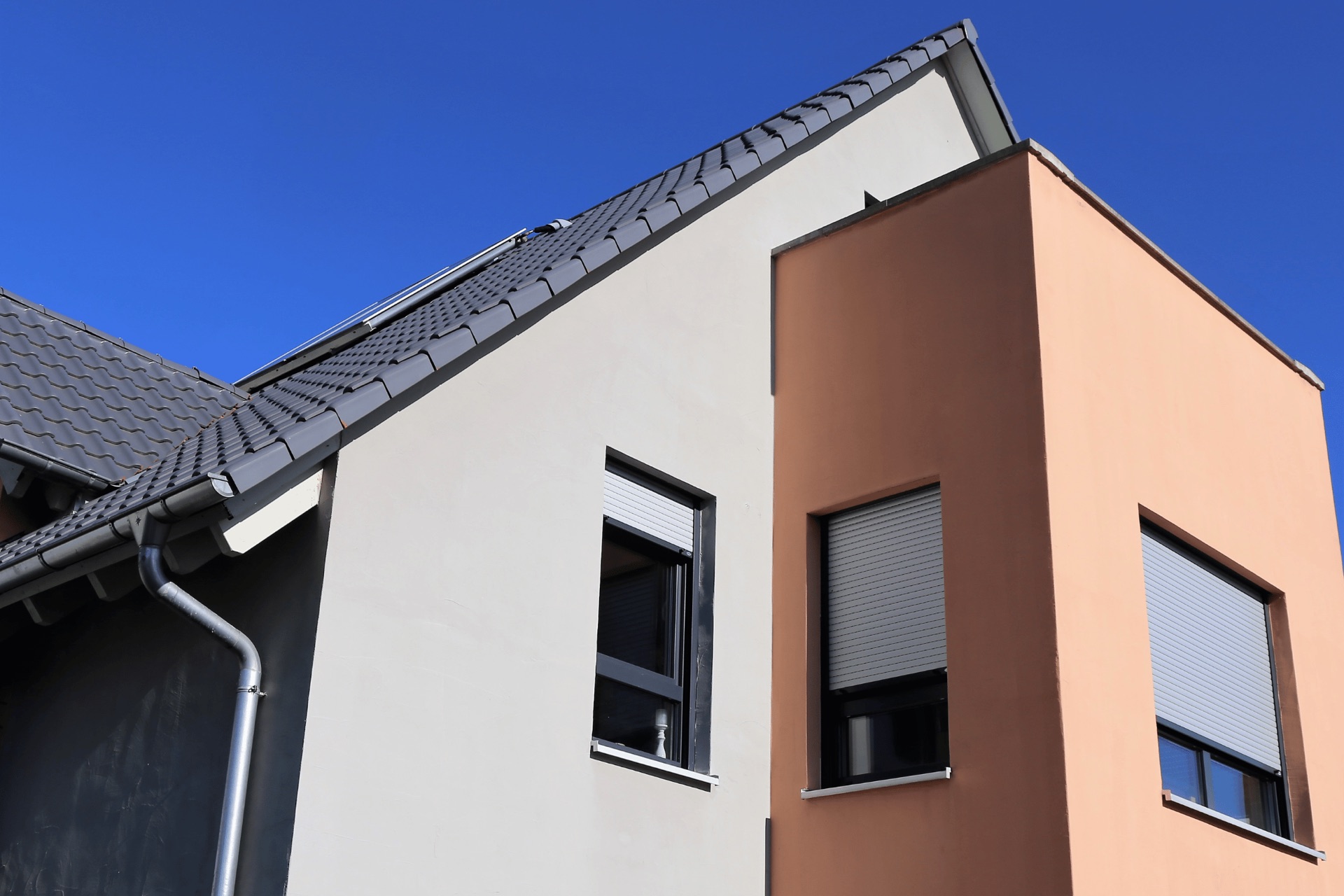 Modernes Wohnhaus mit sanierter Fassade